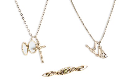 Lot 358 - A VINTAGE 9CT GOLD PERIDOT AND SEED PEARL...