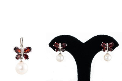 Lot 43 - A SUITE OF GARNET AND CULTURED PEARL JEWELLERY,...