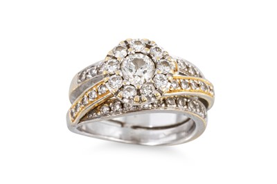 Lot 350 - A DIAMOND CLUSTER RING, the round brilliant...