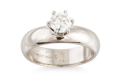 Lot 252 - A DIAMOND SOLITAIRE RING, the round brilliant...