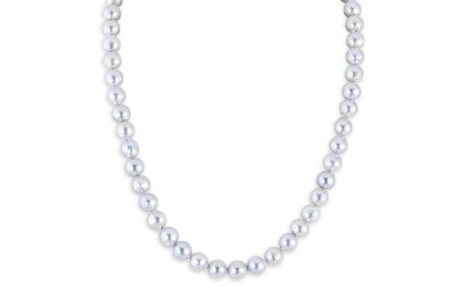 Lot 21 - A CULTURED PEARL NECKLACE, to white metal...