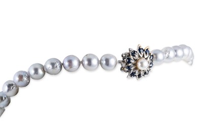 Lot 21 - A CULTURED PEARL NECKLACE, to white metal...