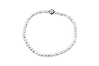 Lot 21 - A CULTURED PEARL NECKLACE, to white metal...