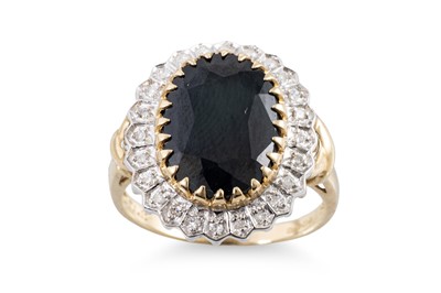 Lot 22 - A DIAMOND AND SAPPHIRE CLUSTER RING, the oval...
