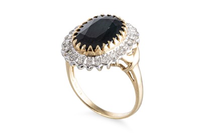 Lot 22 - A DIAMOND AND SAPPHIRE CLUSTER RING, the oval...
