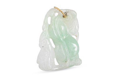 Lot 24 - A JADE CARVED PENDANT, to a yellow gold mount
