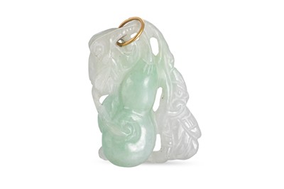 Lot 24 - A JADE CARVED PENDANT, to a yellow gold mount