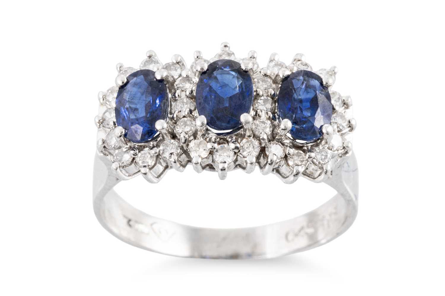 Lot 26 - A DIAMOND AND SAPPHIRE THREE STONE CLUSTER...