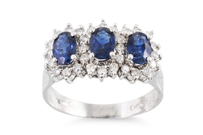 Lot 26 - A DIAMOND AND SAPPHIRE THREE STONE CLUSTER...