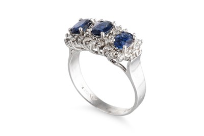 Lot 26 - A DIAMOND AND SAPPHIRE THREE STONE CLUSTER...
