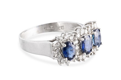 Lot 26 - A DIAMOND AND SAPPHIRE THREE STONE CLUSTER...