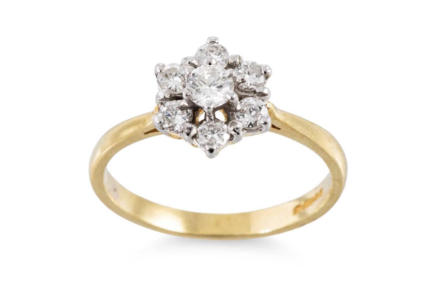 Lot 36 - A DIAMOND DAISY CLUSTER RING, the round...