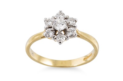 Lot 36 - A DIAMOND DAISY CLUSTER RING, the round...