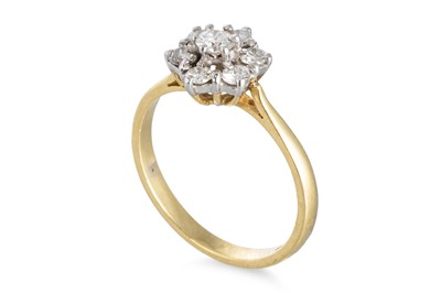 Lot 36 - A DIAMOND DAISY CLUSTER RING, the round...