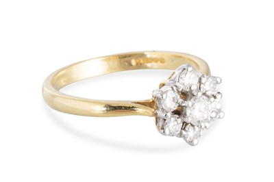 Lot 36 - A DIAMOND DAISY CLUSTER RING, the round...