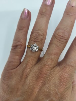 Lot 36 - A DIAMOND DAISY CLUSTER RING, the round...