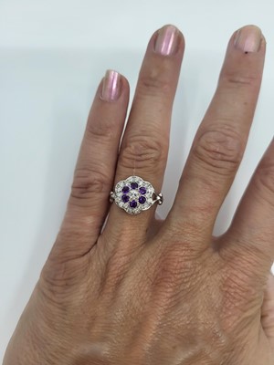 Lot 39 - A DIAMOND AND AMETHYST DAISY STYLE CLUSTER...