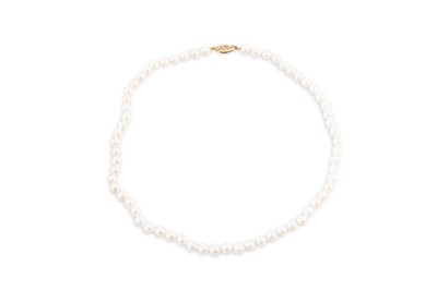 Lot 44 - A CULTURED PEARL NECKLACE, to a 9ct yellow...