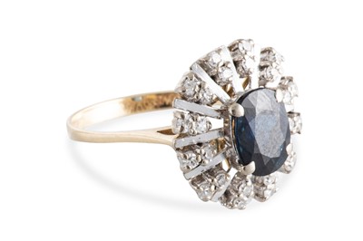 Lot 46 - A DIAMOND AND SAPPHIRE CLUSTER RING, the oval...