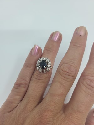 Lot 46 - A DIAMOND AND SAPPHIRE CLUSTER RING, the oval...