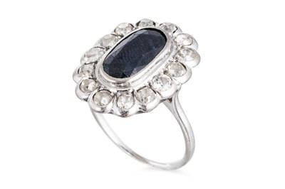 Lot 334 - AN EDWARDIAN DIAMOND AND SAPPHIRE OVAL CLUSTER...