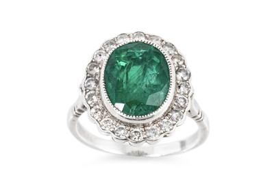 Lot 335 - AN EMERALD AND DIAMOND SET CLUSTER RING, the...