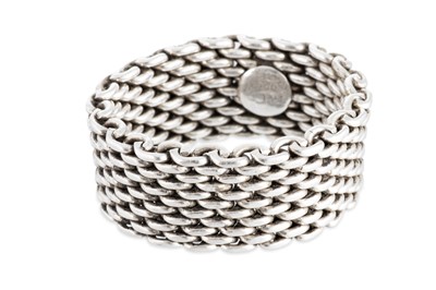Lot 129 - A STERLING SILVER MESH LINK RING, of flexible...
