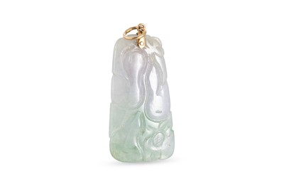 Lot 130 - A CARVED JADE PENDANT, to yellow gold fittings