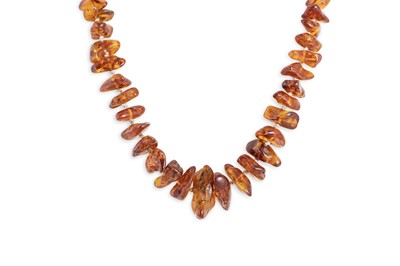 Lot 131 - AN AMBER NECKLACE