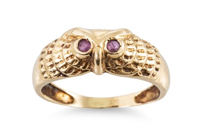 Lot 137 - A NOVELTY 18CT GOLD RING, in the form of an...