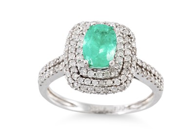 Lot 138 - AN EMERALD AND DIAMOND CLUSTER RING, the oval...