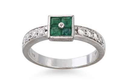 Lot 377 - AN EMERALD AND DIAMOND RING, the princess cut...