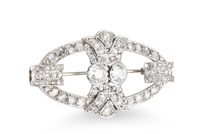 Lot 381 - AN ART DECO DIAMOND CLUSTER BROOCH, of...