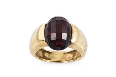 Lot 424 - A GARNET SET RING, mounted in 18ct yellow gold