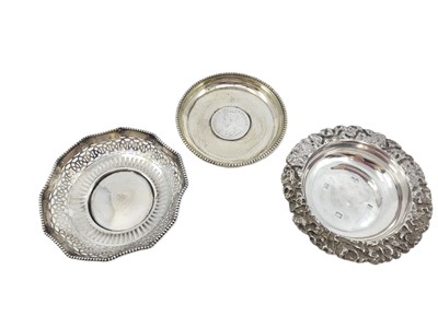 Lot 546 - A COLLECTION OF SILVER ITEMS, to include a...