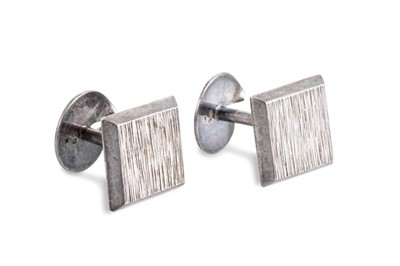 Lot 103 - A PAIR OF VINTAGE GENT'S IRISH SILVER STERLING...
