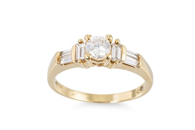 Lot 142 - A DIAMOND SOLITAIRE RING, the round brilliant...