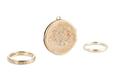 Lot 192 - A 9CT GOLD ANTIQUE PHOTO LOCKET, engraved 1915,...