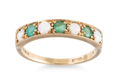 Lot 340 - A VINTAGE OPAL AND EMERALD RING, mounted in...