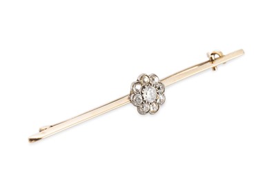 Lot 177 - AN ANTIQUE DIAMOND DAISY CLUSTER BAR BROOCH,...