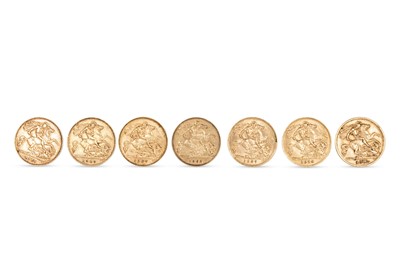 Lot 499 - SEVEN EDWARDIAN AND GEORGE V 22CT GOLD ENGLISH...