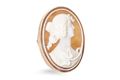 Lot 300 - AN ANTIQUE 15CT GOLD FRAMED CAMEO BROOCH,...