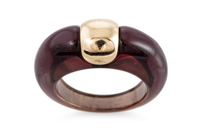 Lot 84 - AN UNUSUAL GOLD & RESIN SET RING, the resin...