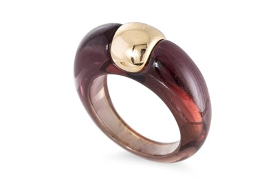 Lot 84 - AN UNUSUAL GOLD & RESIN SET RING, the resin...