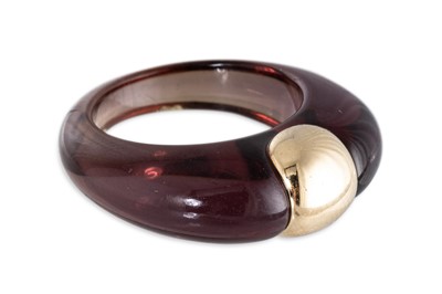 Lot 84 - AN UNUSUAL GOLD & RESIN SET RING, the resin...