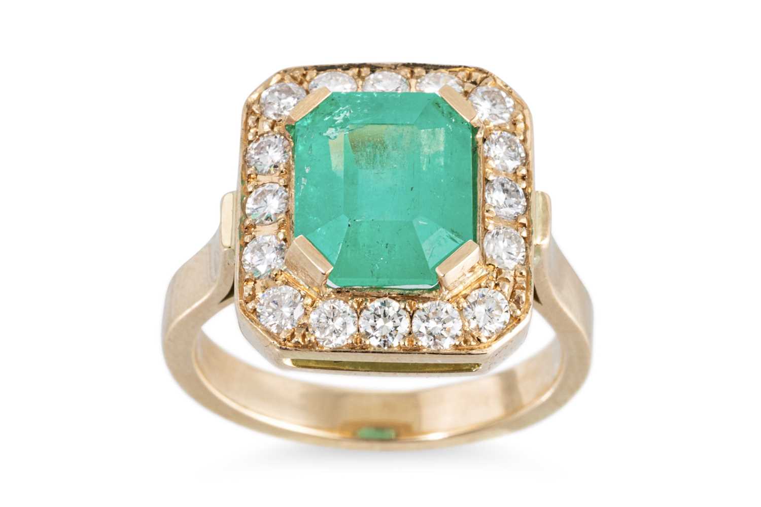 Lot 85 - AN EMERALD AND DIAMOND SET CLUSTER RING, the...