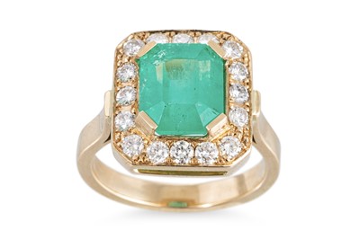 Lot 85 - AN EMERALD AND DIAMOND SET CLUSTER RING, the...
