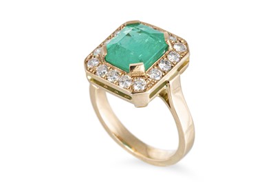 Lot 85 - AN EMERALD AND DIAMOND SET CLUSTER RING, the...