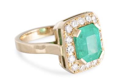 Lot 85 - AN EMERALD AND DIAMOND SET CLUSTER RING, the...