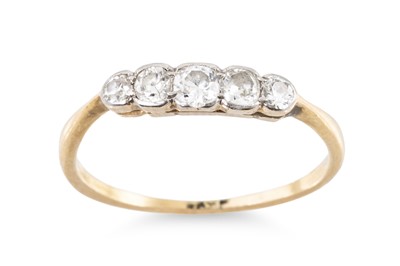 Lot 147 - AN ANTIQUE FIVE STONE DIAMOND RING, the old...